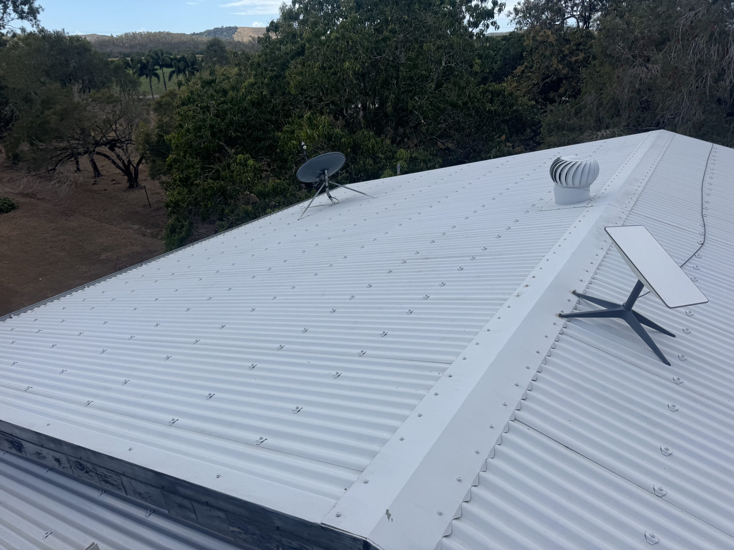 Light-coloured corrugated metal roof in Calen after cleaning